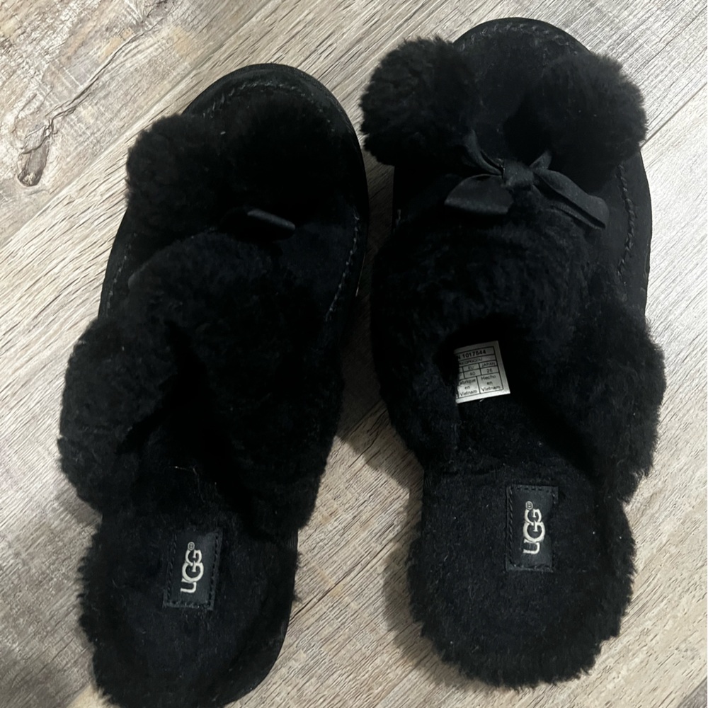 UGG women’s slipper - size 9